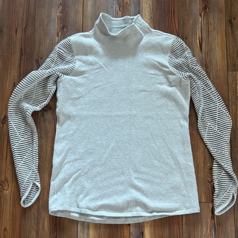 NIC+ZOE Soft Gray Mock-neck Sweater with Cut out sleeve detail Small